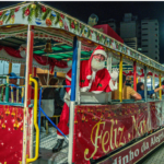 MAGIA E ENCANTAMENTO COM A CHEGADA DO PAPAI NOEL NA PRAÇA